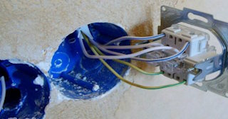 Монтаж проходного выключателя от 572 руб. в Подольске